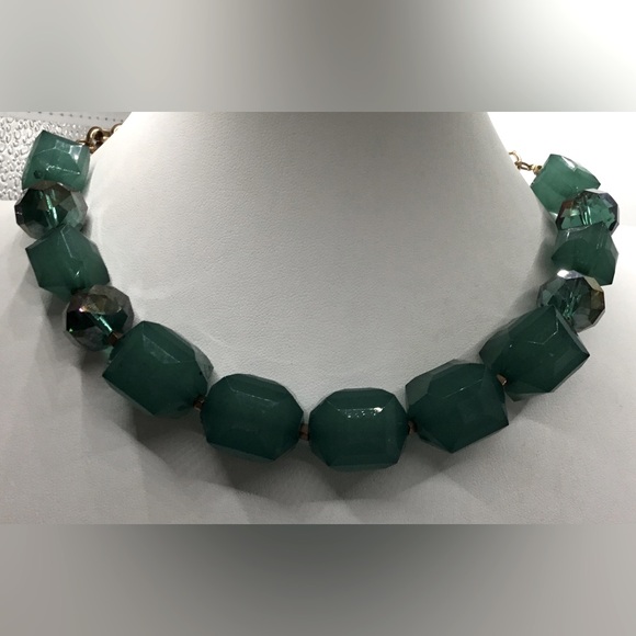 EMERALD GREEN LARGE CHUNKY FACETED BEAD GRADUATED STRAND CHOKER NECKLACE - Picture 1 of 2